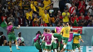 Austrália derrota Dinamarca e vai às oitavas pela primeira vez desde 2006