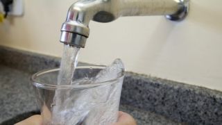 Projeto, em análise na Câmara dos Deputados, exige fornecimento de água potável nas instituições de ensino