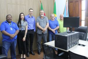 Prefeitura de Barra do Ribeiro recebe doação de computadores do Banrisul