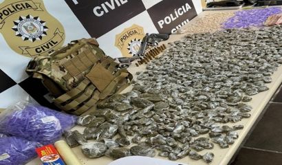 Polícia Civil prende quatro suspeitos e apreende armas e drogas, em Porto Alegre