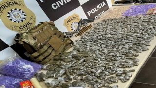 Polícia Civil prende quatro suspeitos e apreende armas e drogas, em Porto Alegre