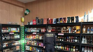 Polícia Federal reprime importação ilegal de bebidas, em Santa Maria