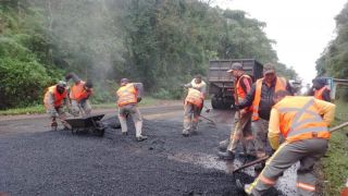 Empresa Gaúcha de Rodovias executa reparos no km 23 da ERS-115, em Três Coroas