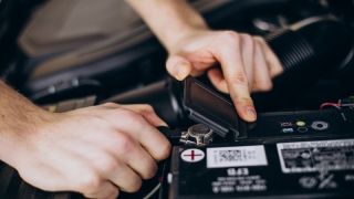 Alerta Automotivo 2026: confira 6 Sinais de Que a Bateria do Carro Está no Fim e precisa ser trocada