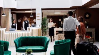Hotéis no Brasil entram em nova fase digital: cadastro em papel será encerrado e ficha eletrônica passa a ser obrigatória