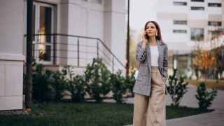 Como montar looks femininos modernos com peças mais amplas e confortáveis
