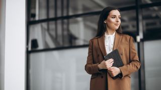 Como montar looks elegantes para o trabalho com peças de alfaiataria