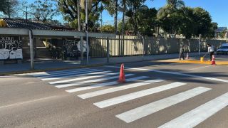Camaquã reforça segurança no trânsito com revitalização da sinalização em frente ao Estadual