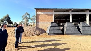 Prefeito vistoria nova fábrica de blocos que vai quintuplicar produção e acelerar pavimentação de ruas de Camaquã