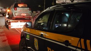 PRF recupera carro elétrico roubado com placas clonadas na BR-101, em Torres e dois jovens são levados à delegacia