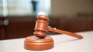 Homem é condenado a 17 anos de prisão por assalto violento com família rendida e criança autista ameaçada em Joinville