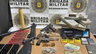 Dupla é presa com 4,5 kg de maconha, armas e aves silvestres durante operação da Brigada Militar, em Pelotas