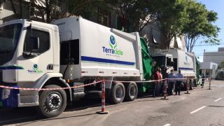 Entrega de dois novos caminhões amplia a coleta de lixo domiciliar em Camaquã
