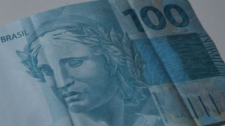 Relator do Orçamento propõe salário mínimo de R$ 1.210, em 2022