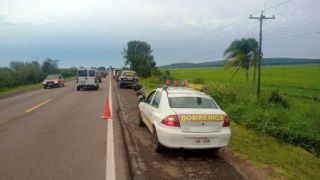 Duas pessoas ficam feridas em colisão entre carro e moto na BR-290, em Eldorado do Sul