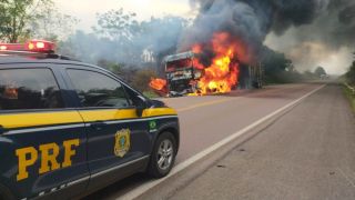 Caminhão, carregado de toras de madeiras, fica completamente destruído na BR-290, em Minas do Leão