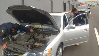 PRF recupera carro roubado e prende receptador na BR-116, em São Leopoldo
