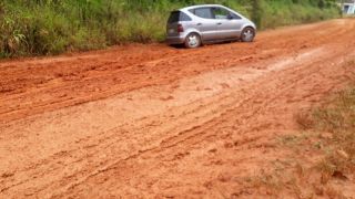 Caminhão e automóvel se acidentam na Estrada dos Galpões, interior de Camaquã