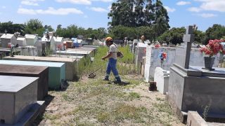 Roçada e limpeza são realizados no cemitério da Pacheca, em Camaquã