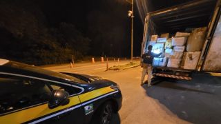 PRF apreende caminhão com carga milionária na BR-158, em Santa Maria