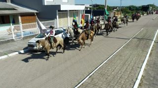 Cavaleiros da 22ª Cavalgada Cultural da Costa Doce em passagem por Tapes, após saírem de Guaíba