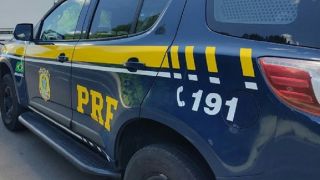 PRF atende acidente de trânsito envolvendo dois veículos na BR-116, em Camaquã