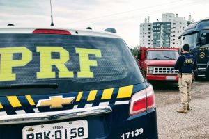 PRF recupera caminhão na BR-470, em Bento Gonçalves