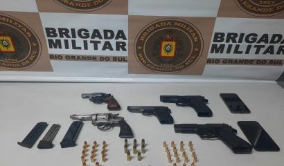 Brigada Militar prende três suspeitos por porte ilegal de arma de fogo, em Rio Grande