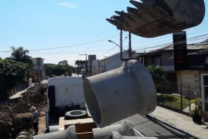 Seguem os trabalhos de drenagem na Rua Marechal Floriano, no centro de Camaquã