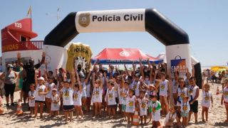 Minirrústica infantil da Polícia Civil foi atração na beira da praia de Imbé