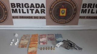 Brigada militar prende homem por tráfico de drogas e porte ilegal de arma de fogo no Bairro Rural, em Rio Grande