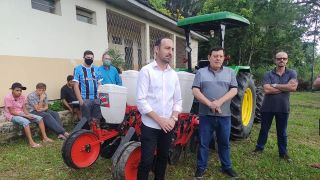Ver. Vinícios Araújo entrega uma plantadeira para os agricultores na Localidade de Boqueirão, em Camaquã 