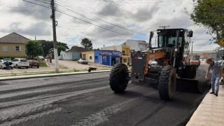 Equipes da Prefeitura de Camaquã continuam pavimentação asfáltica da Av. José Loureiro da Silva