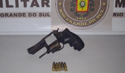 Brigada Militar prende homem por porte ilegal de arma de fogo, em Rio Grande