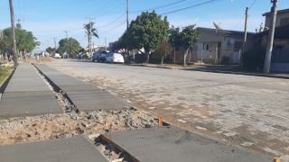 Calçadas da Rua Lagoa Vermelha, em Camaquã, começam a ser construídas após pavimentação da via