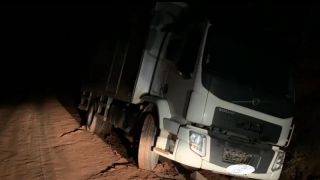 Caminhão de empresa camaquense cai na sarjeta na Localidade de Santa Auta, em Camaquã