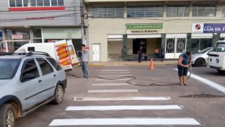 Faixas de pedestre são revitalizadas na Rua Marechal Floriano, no Centro, em Camaquã