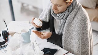 Gripes e resfriados: automedicação pode mascarar sintomas e trazer riscos