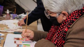 Onze mulheres participam de curso de pintura, em Pelotas