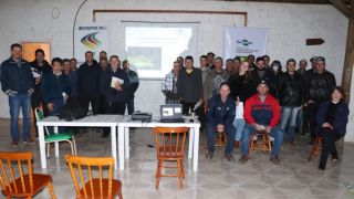 Embrapa, Emater-RS e SMAPC realizam reunião técnica com produtores de pêssego, em Canguçu