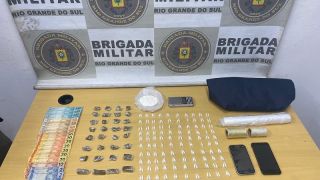 Em ação de patrulhamento ostensivo, Brigada Militar aprende mais 228 porções de drogas, em  Guaíba
