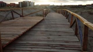 Obras da passarela sobre dunas são concluídas pela Secretaria de Município do Cassino, em Rio Grande