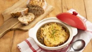 Dica de Receita: Sopa de Cebola Francesa com torrada de pão com Queijo Gruyère Gratinado