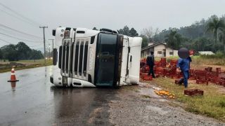 Motorista de caminhão trator e semi-reboque perde o controle e tomba ma ERS-124, em Pareci Novo