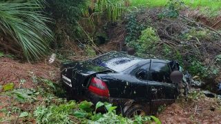 Motorista e sua mãe ficam feridos após carro sair da pista e chocar-se contra árvore na ERS-344, em Giruá