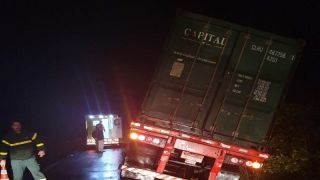 Motorista perde o controle de caminhão, de Arambaré, e sai da pista, no km 421 da BR-116, em Cristal