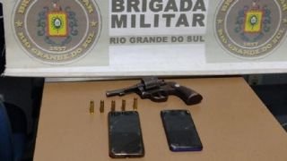 Brigada Militar prende dois homens, em Pelotas, um por tráfico de drogas e outro por porte ilegal de arma de fogo