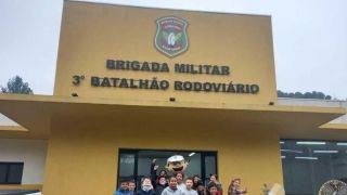 3º Batalhão Rodoviário da Brigada Militar recebe a visita de alunos da ABRAÇAÍ na sede em Garibaldi