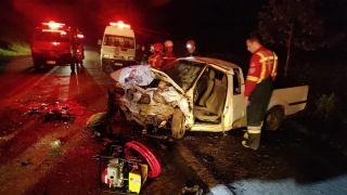 Duas pessoas morrem em colisão entre dois carros no km 159 da BR-290, em Arroio dos Ratos