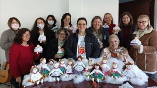 Artesãs participam de oficina de bonecas polonesas, em Dom Feliciano